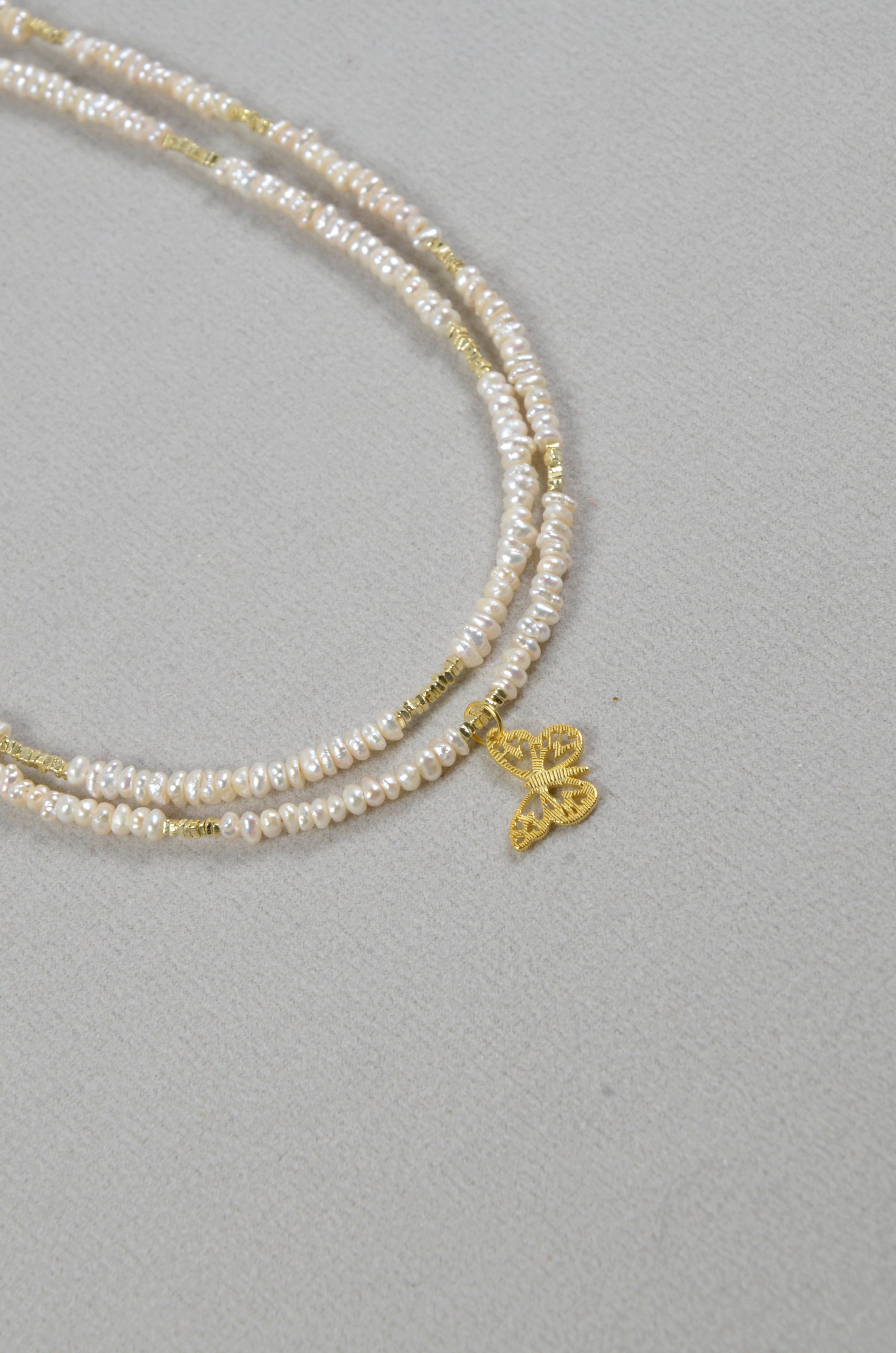 輝く真珠とゴールドバタフライチャームのネックレス