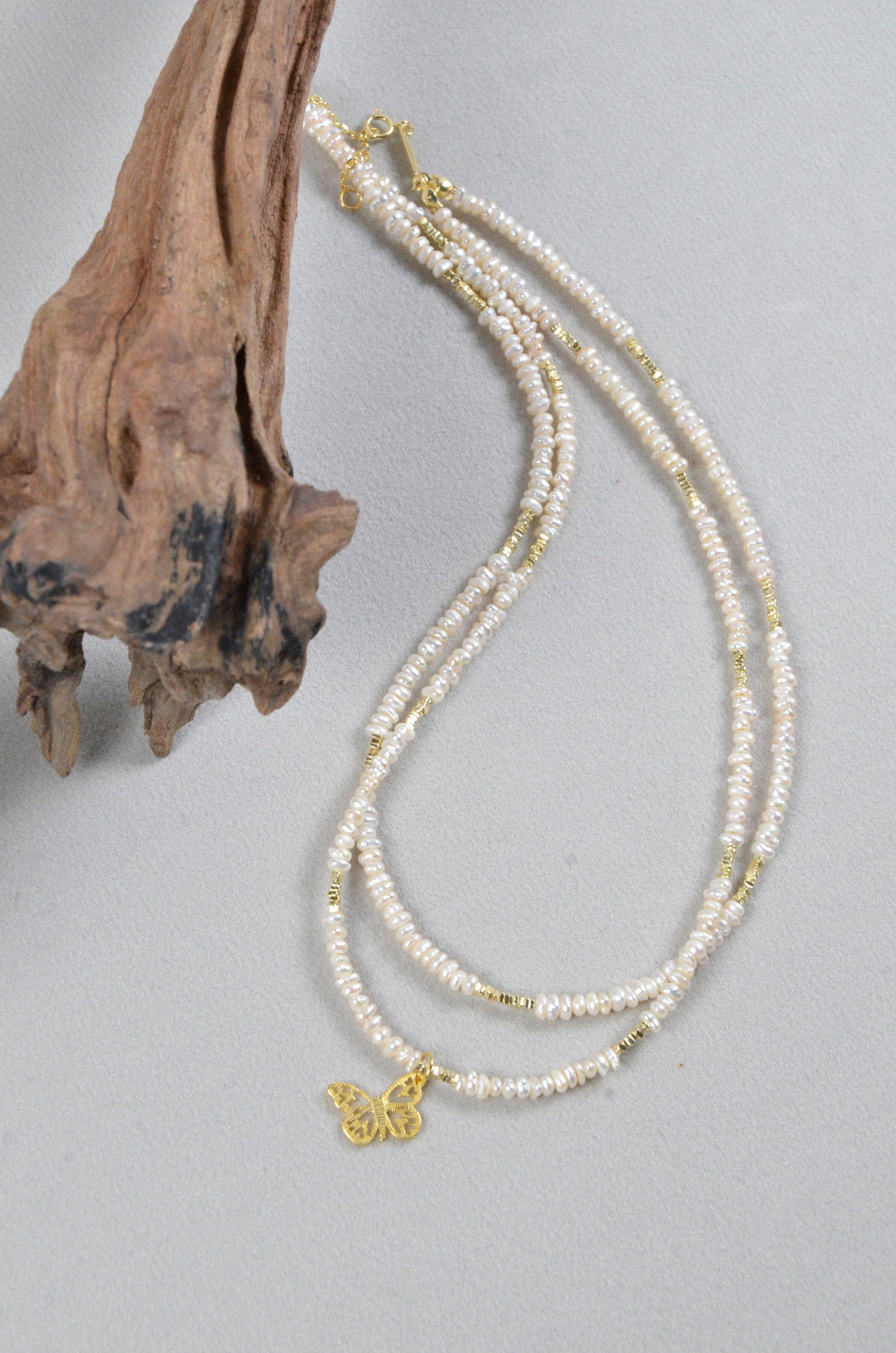 輝く真珠とゴールドバタフライチャームのネックレス